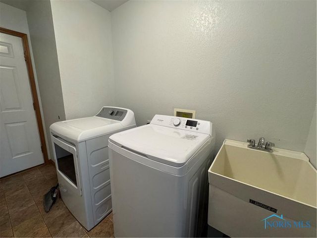 508 Crystal Lake Drive, Holland, OH 43528