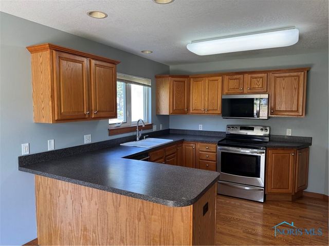 508 Crystal Lake Drive, Holland, OH 43528