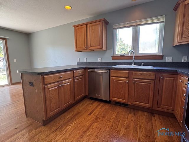 508 Crystal Lake Drive, Holland, OH 43528