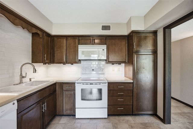 434 29th St Drive SE 10, Cedar Rapids, IA 52403