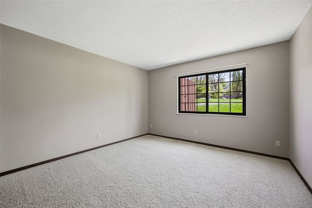 434 29th St Drive SE 10, Cedar Rapids, IA 52403