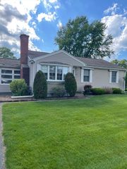 106 Deslauriers St, Chicopee, MA 01020