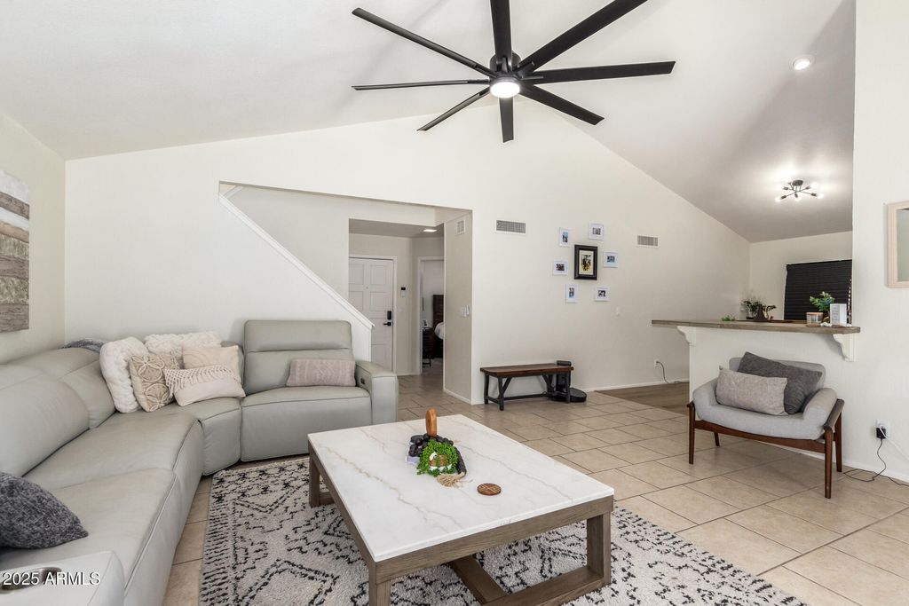 Image 10 of property listing at 19230 N 5TH Street, Phoenix, AZ 85024