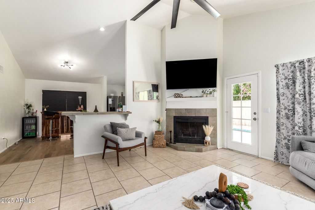 Image 11 of property listing at 19230 N 5TH Street, Phoenix, AZ 85024