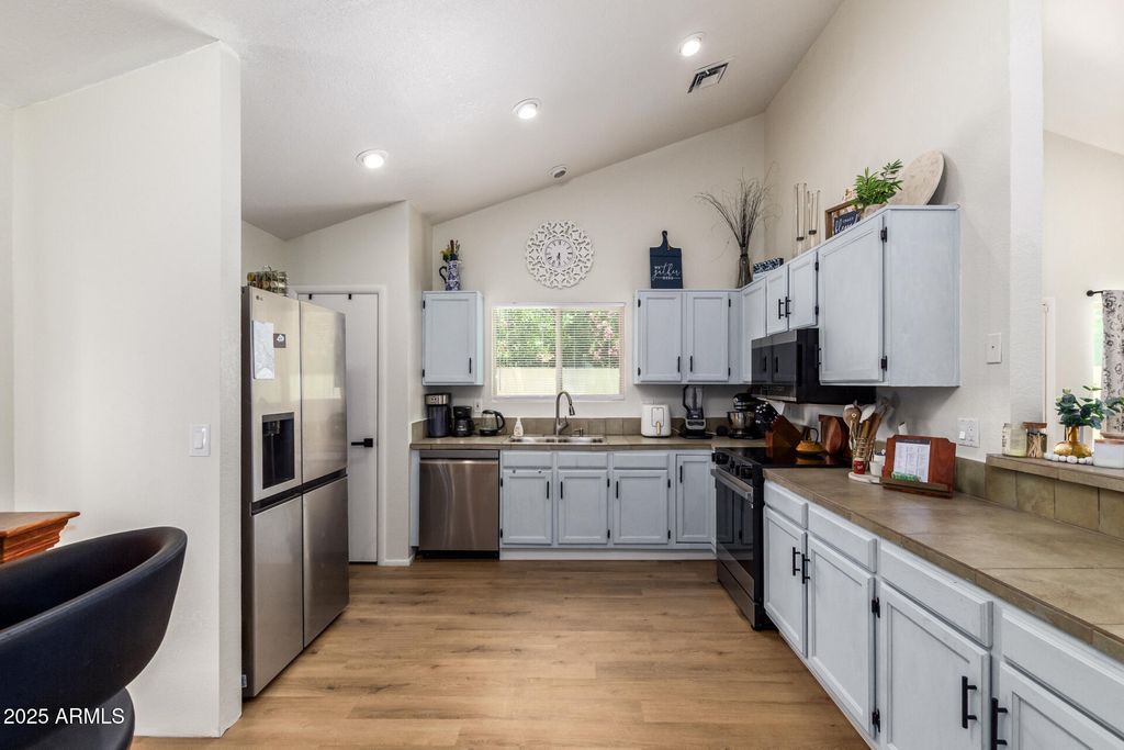 Image 15 of property listing at 19230 N 5TH Street, Phoenix, AZ 85024