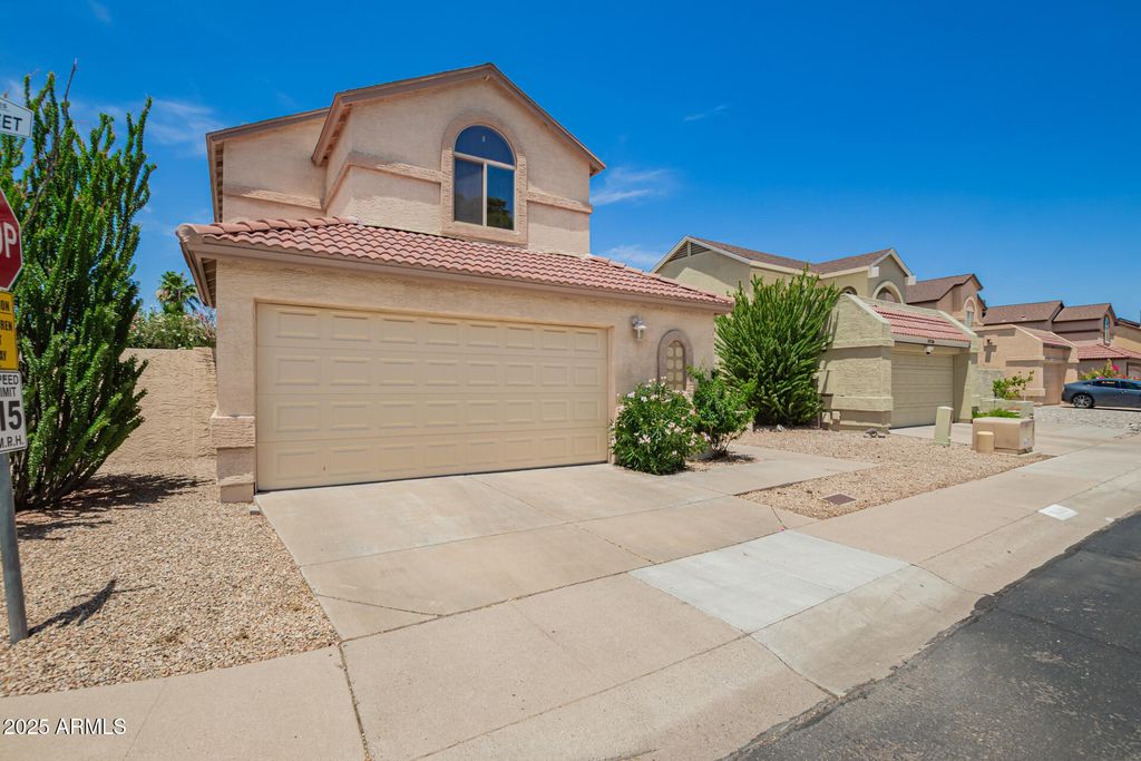Image 3 of property listing at 19230 N 5TH Street, Phoenix, AZ 85024