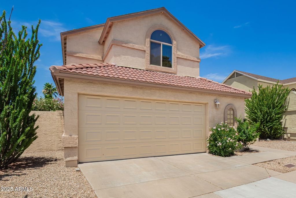 Image 4 of property listing at 19230 N 5TH Street, Phoenix, AZ 85024
