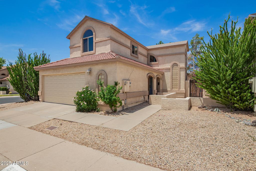 Image 5 of property listing at 19230 N 5TH Street, Phoenix, AZ 85024