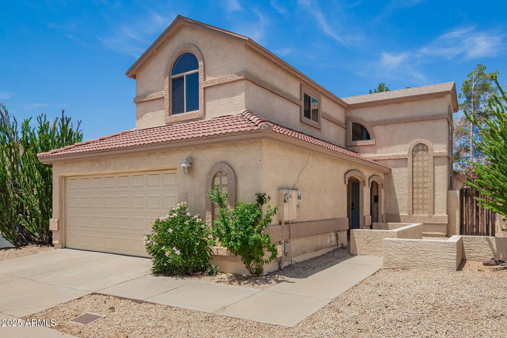 Image 6 of property listing at 19230 N 5TH Street, Phoenix, AZ 85024
