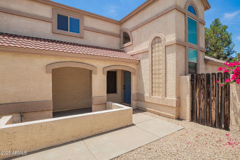 Image 7 of property listing at 19230 N 5TH Street, Phoenix, AZ 85024