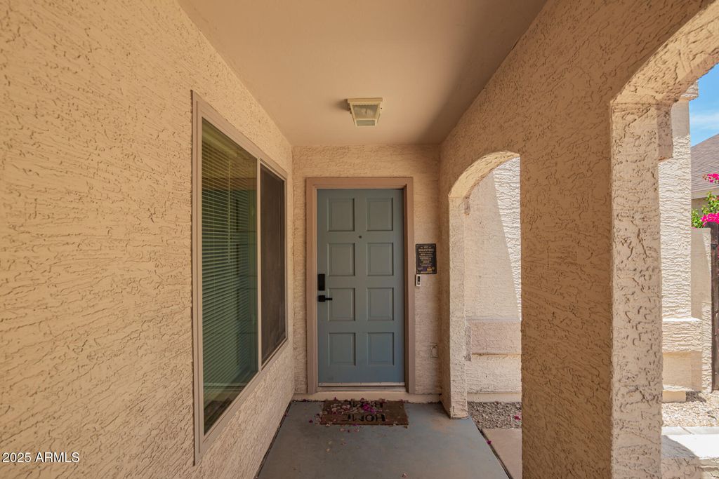 Image 8 of property listing at 19230 N 5TH Street, Phoenix, AZ 85024