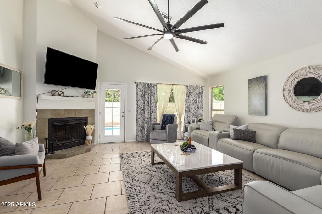 Image 9 of property listing at 19230 N 5TH Street, Phoenix, AZ 85024