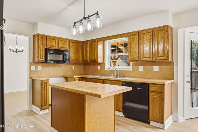 9720 Springwater Ct, Louisville, KY 40229