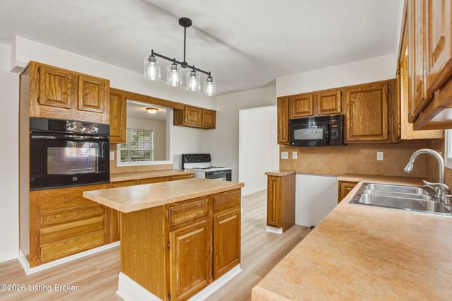 9720 Springwater Ct, Louisville, KY 40229