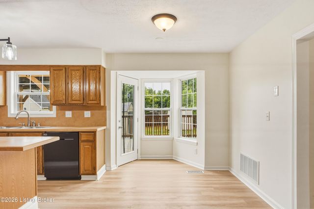 9720 Springwater Ct, Louisville, KY 40229