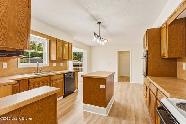 9720 Springwater Ct, Louisville, KY 40229