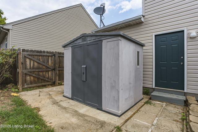 9720 Springwater Ct, Louisville, KY 40229
