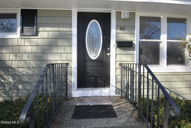 10 Bridle Path, Colonie Village, NY 12205