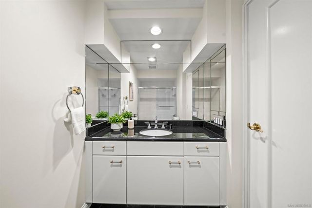 200 Harbor 2701, San Diego, CA 92101