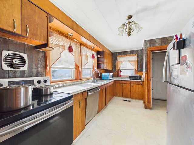 10 Jefferson Ave, Taunton, MA 02780