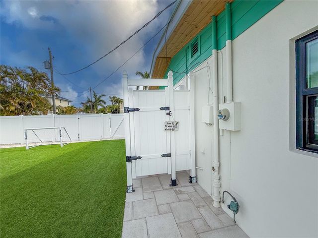 208 84TH STREET, Holmes Beach, FL 34217