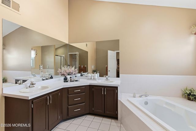 26 Oxford Lane, Eatontown, NJ 07724