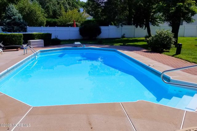 26 Oxford Lane, Eatontown, NJ 07724