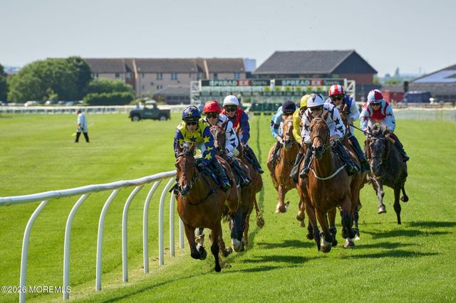 26 Oxford Lane, Eatontown, NJ 07724