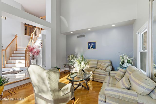 26 Oxford Lane, Eatontown, NJ 07724