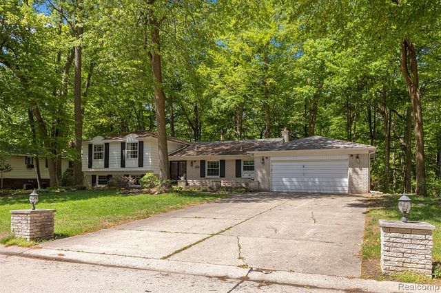 21257 Woodfarm Drive, Northville, MI 48167