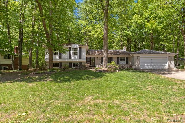 21257 Woodfarm Drive, Northville, MI 48167