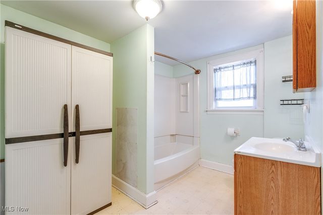 1228 Murray Avenue, Akron, OH 44310