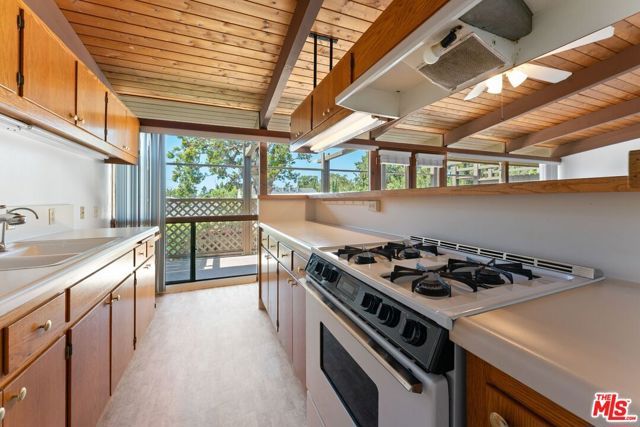 1044 Pacific Street, Santa Monica, CA 90405