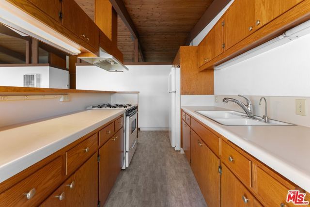 1044 Pacific Street, Santa Monica, CA 90405