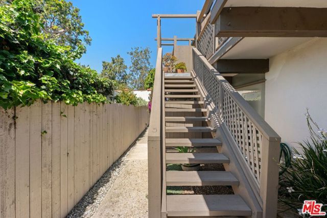 1044 Pacific Street, Santa Monica, CA 90405