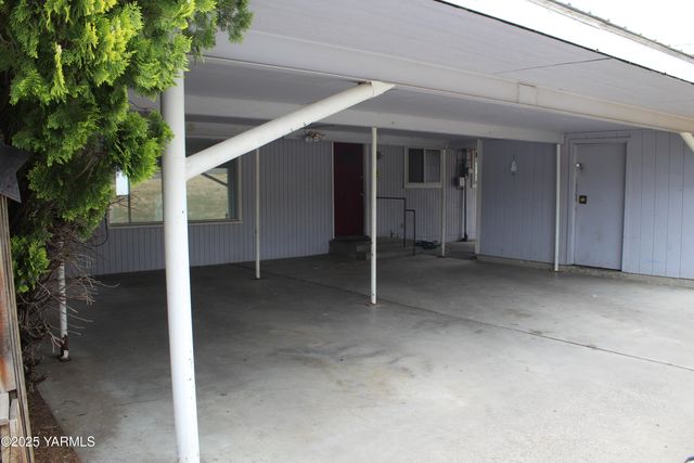 NW 319 Crescent Ave, Sunnyside, WA 98944
