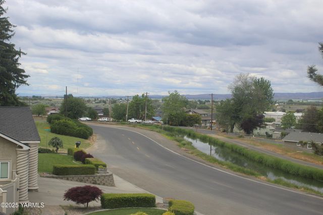 NW 319 Crescent Ave, Sunnyside, WA 98944