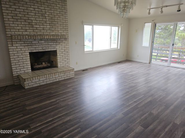 NW 319 Crescent Ave, Sunnyside, WA 98944