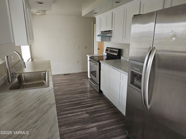 NW 319 Crescent Ave, Sunnyside, WA 98944