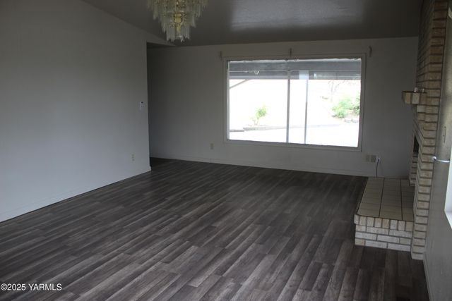 NW 319 Crescent Ave, Sunnyside, WA 98944