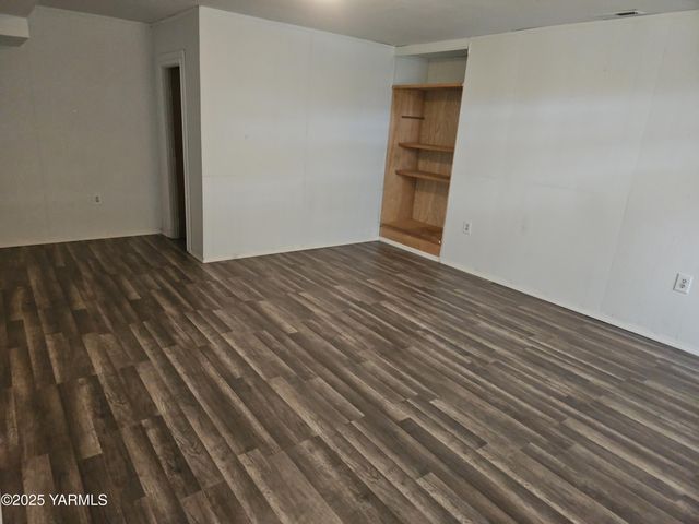 NW 319 Crescent Ave, Sunnyside, WA 98944