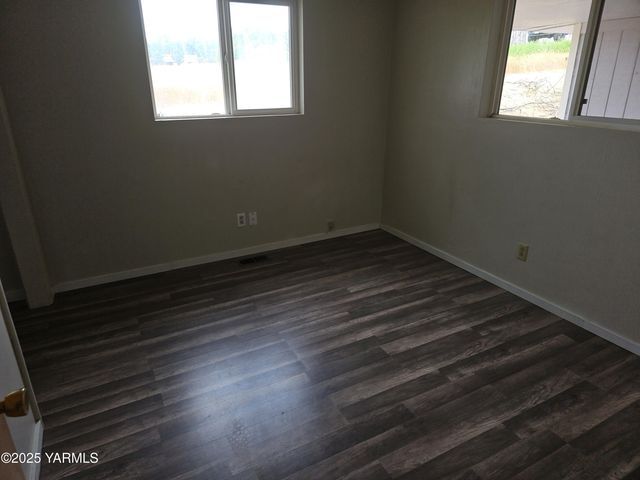 NW 319 Crescent Ave, Sunnyside, WA 98944