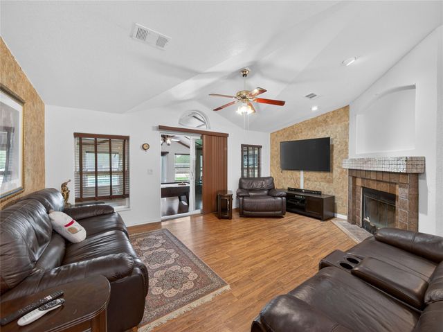 279 Highline DR, Bastrop, TX 78602