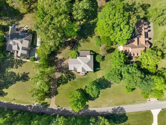 1034 Ridglea Dr, Burns, TN 37029