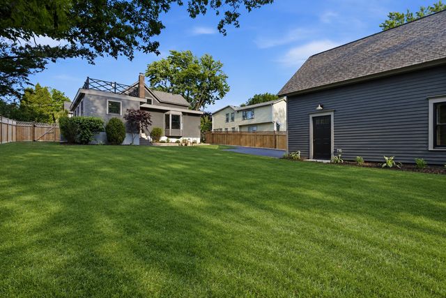 208 Dundee Avenue, Barrington, IL 60010
