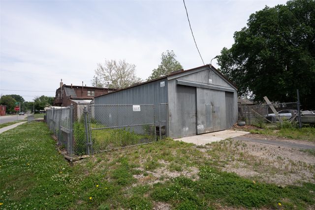 2203 E Grand Avenue, Des Moines, IA 50317
