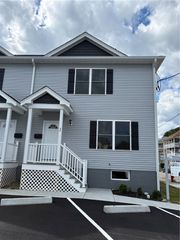 184 Avenue C E1, Woonsocket, RI 02895