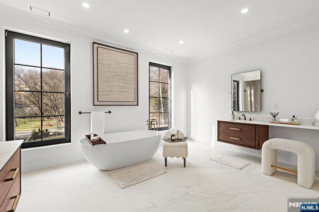 16 Old Farms Road, Saddle River, NJ 07458