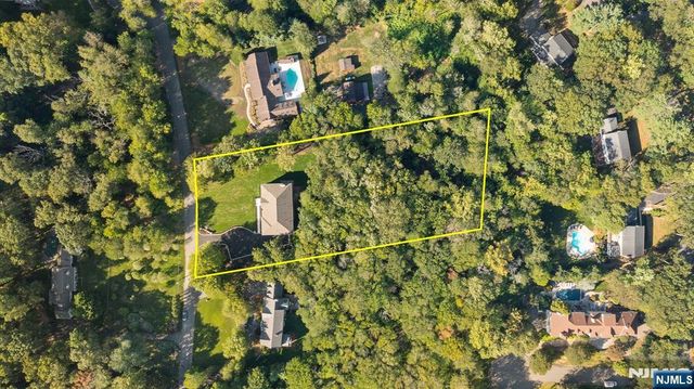 16 Old Farms Road, Saddle River, NJ 07458