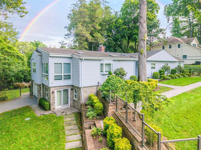 10 Briarfield Drive, Great Neck, NY 11020